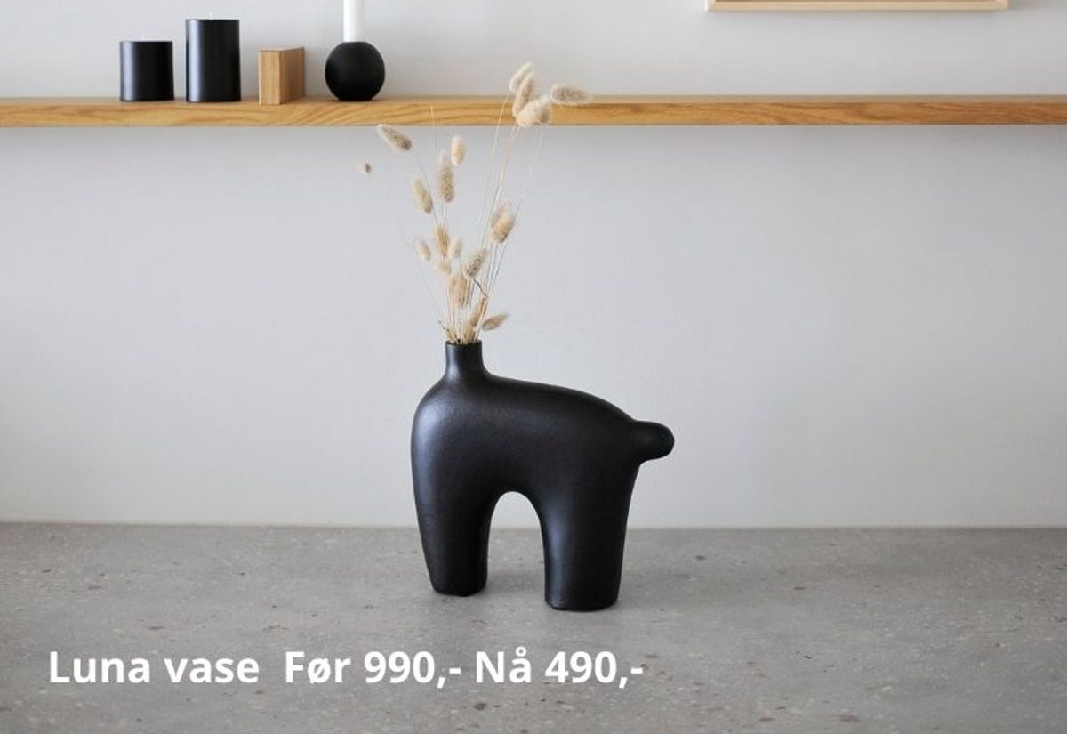 Una vase leveres i fargene grå og sort